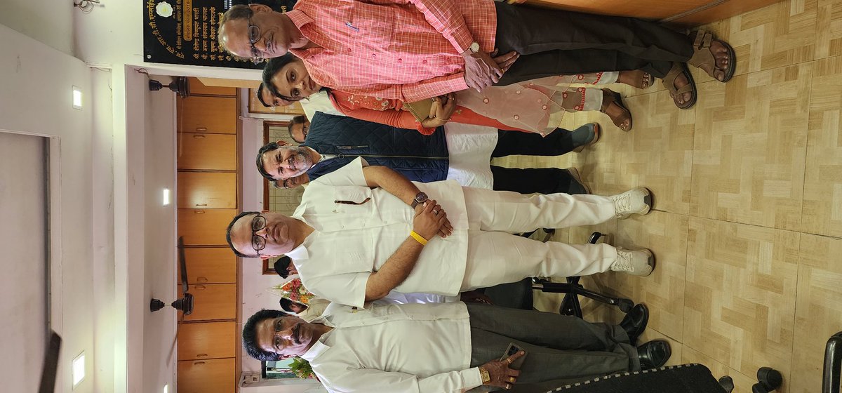 sanjaygabaINC's tweet photo. आज नागपुर प्रवास के दौरान महाराष्ट्र स्टेट ट्रांसपोर्ट के कर्मचारियों से भेंट हुई। उनकी दिक्कतों को सुना। महाराष्ट्र भाजपा की निरंकुश सरकार तकरीबन 80000 कर्मचारियों को सैलरी भी समय पर नही देती है। आने वाले समय में इन कर्मचारियों की लड़ाई एआईसीसी की तरफ से तेज की जायेगी। https://t.co/WIhI8FCZ1k