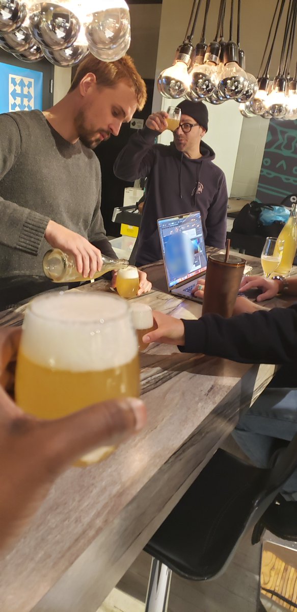 Chez Bite Size, les 9 à 5 des lundis et des vendredis se font de la maison. Pour les 5 à 7 du jeudi, par contre, tout le monde est au bureau! 🤟

At Bite Size, we start and end the workweek from home and even have fun office 5 à 7s on Thursdays! No #MondayBlues here. 🤟