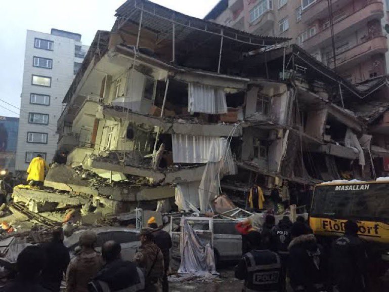 Sözel Apartmanı enkazı… Bu enkazda 6 gün boyunca annemizi bekledik, canımızdan can gitti. Feryat ettik, aman diledik kulak veren olmadı. 6. günün sonunda annemin cansız bedenini siyah bir ceset torbasında elimize tutuşturdular. Annem enkazda, bizler on metre ileride öldük.