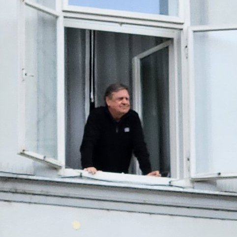 DKopse's tweet photo. Na oknu glej obrazek bled.
Stop diktaturi!!! https://t.co/4TMYeej11X