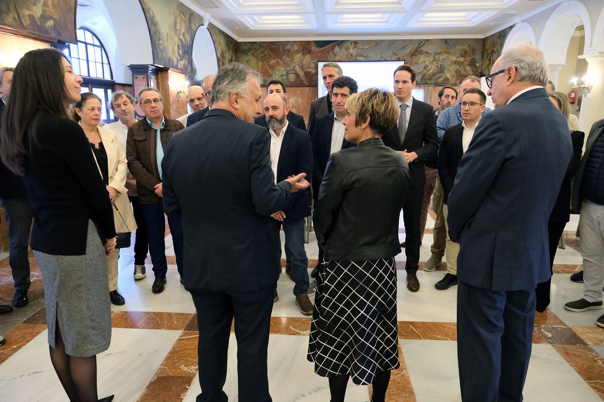 Startup_VLC's tweet image. La semana pasada @nacho_mas participó en el encuentro &apos;Canary Islands Hub&apos; para conocer de cerca el ecosistema canario 🚀

👥 @avtorresp y @Elenamanez, presidente y consejera en la región respectivamente, recibieron a diferentes agentes clave del ecosistema #emprendedor español