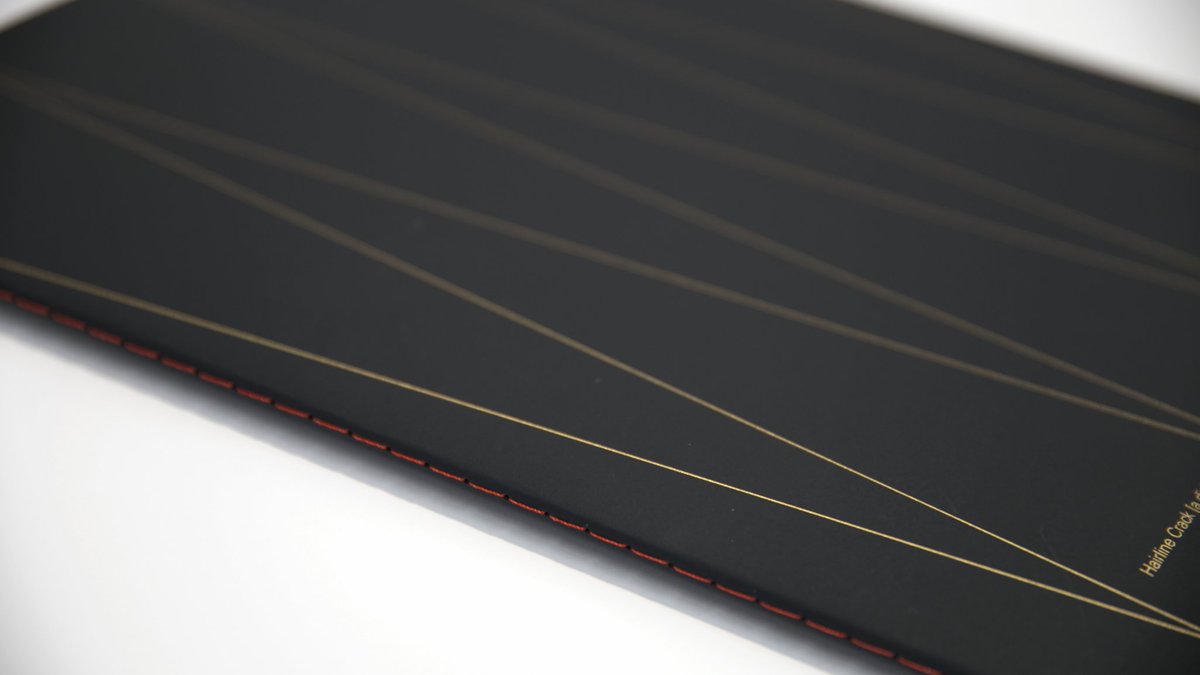 Para recordar las instalaciones de <a href="/Niamh__McCann/">Niamh McCann</a>, los autores de este catálogo utilizaron el cosido Singer con hilo rojo como método de encuadernación y unas líneas doradas serigrafiadas en la cubierta. <a href="/OonaghYGallery/">Oonagh Young Gallery</a> <a href="/hackmuseum/">Wilhelm-Hack-Museum</a>
wp.me/pa72J9-2cP