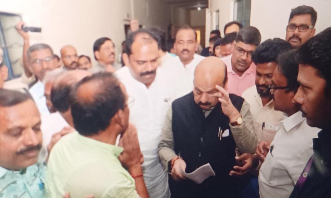 Malates13905593's tweet photo. @BSBommai ಮಾನ್ಯರೇ,ನಿನ್ನೆ ಕಲಬುರಗಿಯಲ್ಲಿ ತಮ್ಮನ್ನು ಭೇಟಿಯಾಗಿ ಸ್ಥಗಿತಗೊಂಡಿರುವ ಶಿಕ್ಷಕರ ವರ್ಗಾವಣೆ ಆರಂಭಿಸಲು ಮನವಿ ನೀಡಿದ್ದೇವೆ.ಯಾರೋ ಕೇವಲ 5% ಹೆಚ್ಚುವರಿ ಶಿಕ್ಷಕರ ಬಗ್ಗೆ ತಾವು ಗಮನಹರಿಸಿ ನಿಲ್ಲಿಸಿದ್ದೀರಿ.ಅದರಿಂದ 86000 (95%)ಶಿಕ್ಷಕರಿಗೆ ಅನ್ಯಾಯವಾಗುತ್ತಿದೆ.ಈ ಕೂಡಲೇ ವರ್ಗಾವಣೆ ಆರಂಭಿಸಲು ಕೋರಿಕೆ.#Startimmediately https://t.co/FZSzhyX9YP