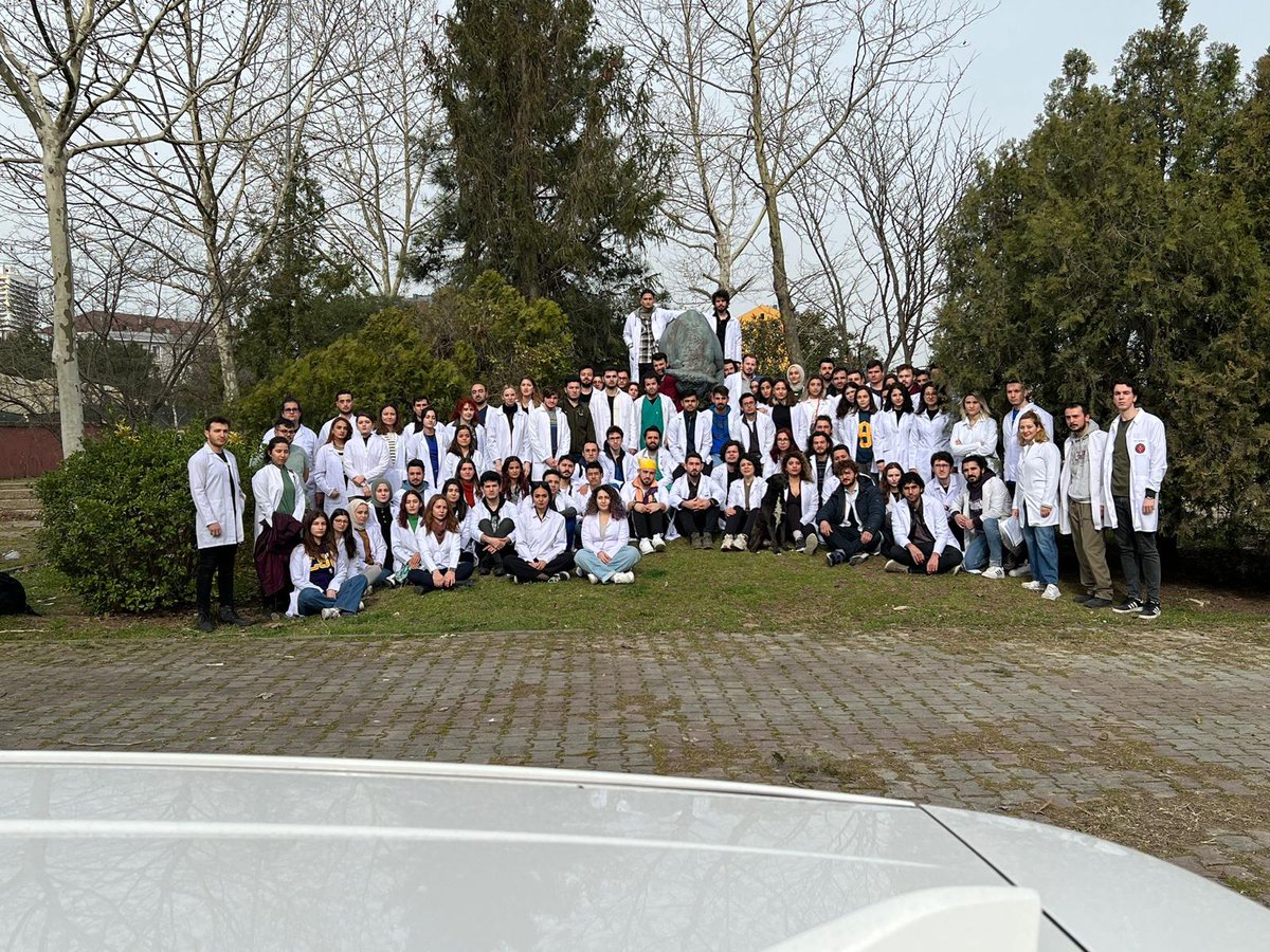 Burası eskiden fakülte binamızın olduğu yerdi ve 4 senedir yenisi yapılmıyor. Öğrenciler olarak mağduruz. #iucvetkapatiliyor