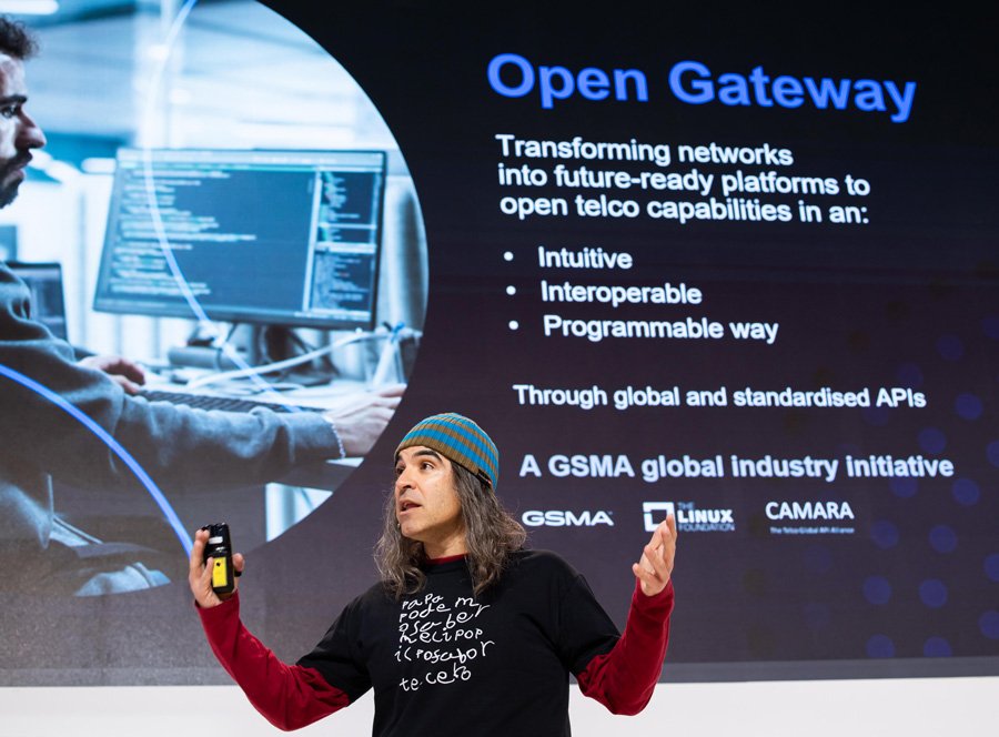 Telefonica's tweet photo. 🗣️ @ChemaAlonso: Lanzamos #OpenGateway con @GSMA. Estamos diseñando APIs developer-ready que ofrezcan a los desarrolladores un entorno de creación de nuevos servicios digitales, sacando todo el potencial de las redes
https://t.co/hUnijj2r5n
#TelefónicaMWC l #MWC23 l #GSMAOpenGW https://t.co/zUMWqyOvzA