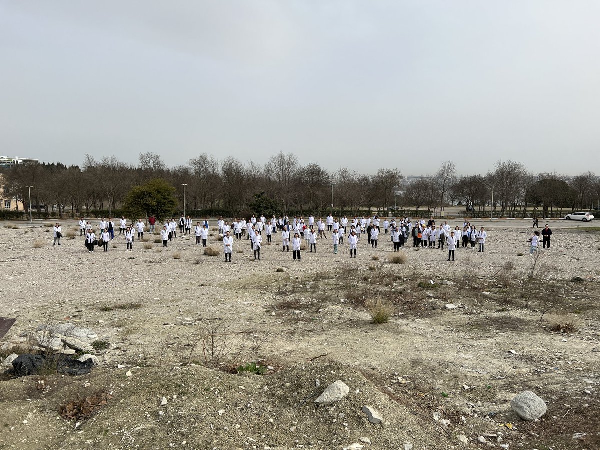 Bu gördüğünüz boşluk 4 yıl önce hasardan dolayı yıkılan ve hala yenisi yapılmayan fakülte binamızın. Hastanemizi de aynı kadere bırakmak istemiyoruz. Derhal gereken yapılmalı!#iucvetkapatiliyor