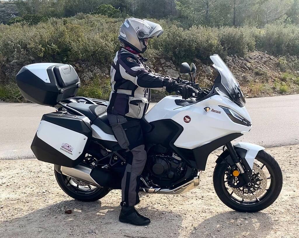 PauTravelMoto's tweet photo. Portugal, una de nuestras nuevas NT1100, cautivó a Isabel el día que la probó por las costas del Garraf:

“Es una moto perfecta para viajar por carretera. Una moto 10 para dos personas, con una gran capacidad de carga, una postura muy cómoda con la que a… https://t.co/JzQjcvJ5HG https://t.co/wYynMZ7ye1