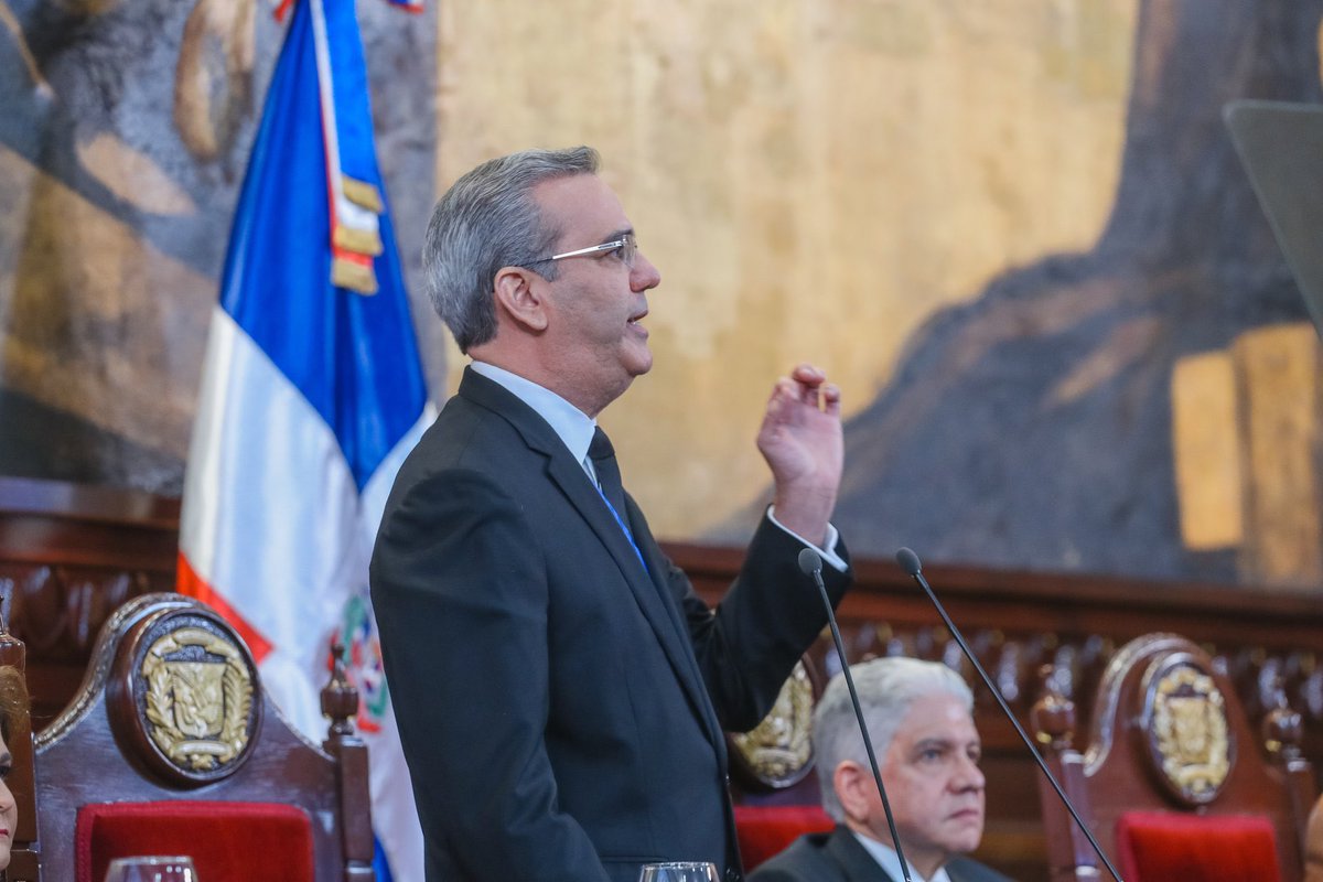 yadirahenriq's tweet photo. Es difícil cambiar en meses, problemas de décadas. Pero con este discurso, no hay duda que #RDAvanza… que hay voluntad de  seguir transformando el país. Defenderlo, mejorarlo. 🙌🏼👏🏻 🇩🇴

El presidente @luisabinader goza de todo mi  apoyo y admiración. 
#OrgullososDeEstarMejor https://t.co/w8uCbbvvIY