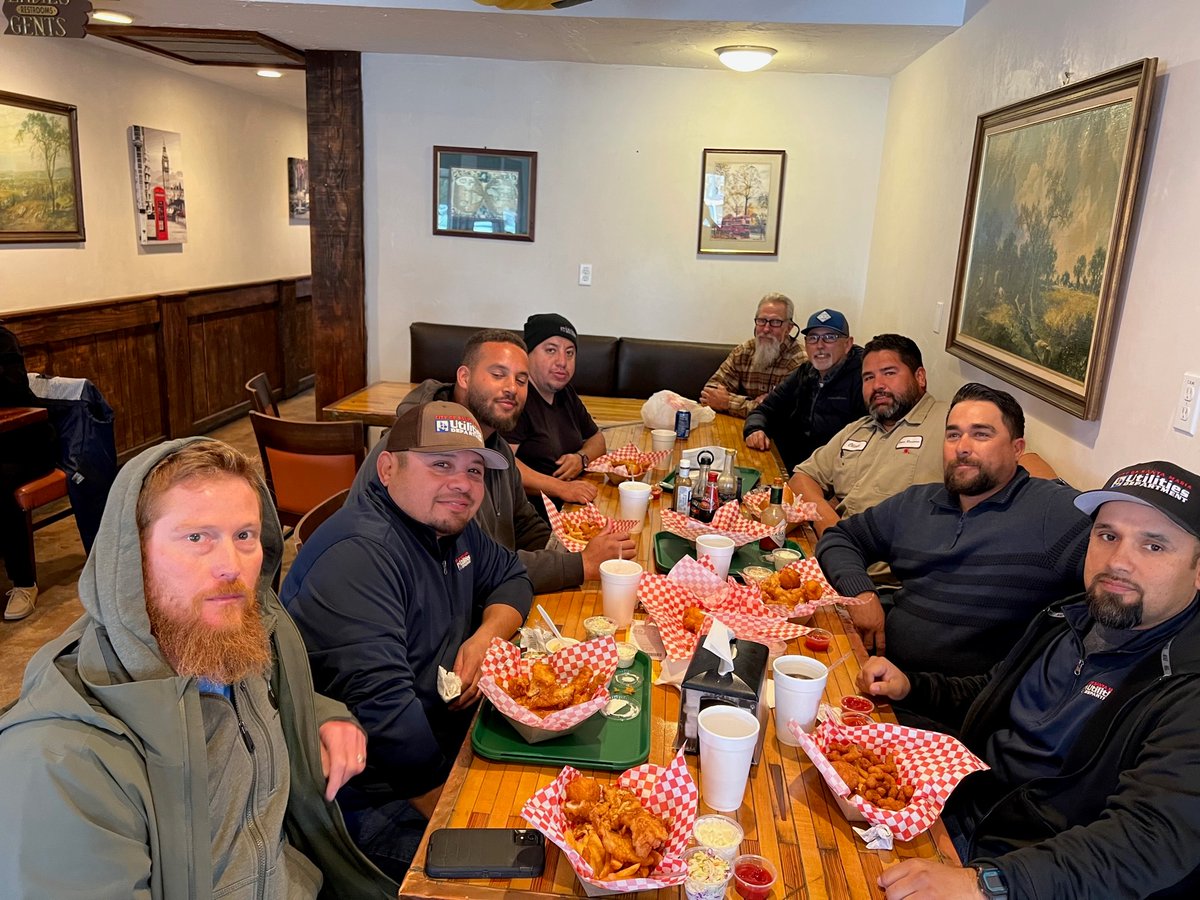 CalRural's tweet image. @CalRural&apos;s Circuit Rider and Instructor Donny Breedlove with his Distribution Certification Review class last week in Lompoc. Looks like a good lunch!
#ruralwater #wateroperators #watertraining #waterdistribution #nrwa