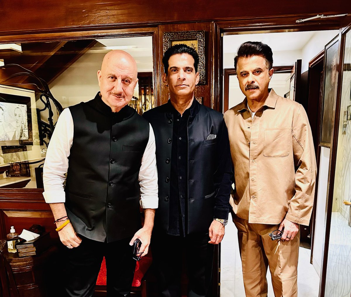 AnupamPKher's tweet image. Dearest @Rajenderpahl ! It was a pleasure to have you spending some time with us in India after a long time. You @AnilKapoor Saab and I were back to our earlier days of enjoying our time together. Looking forward to some more such meetings once you are back from USA. Stay safe!😍