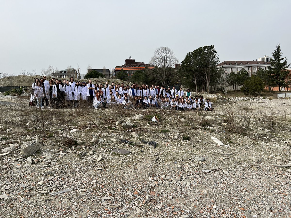 2019 dan beri tek bir taş parçasının dahi yeri oynatılmamış. Bugün de hastanemiz boşaltıldı ve eğitim görebileceğimiz hiçbir yer gösterilmedi. Hem öğrenciler hem hocalar hem de yatarda kalan hastalar, aklınıza ne gelirse...
MAĞDURUZ
#iucvetkapatiliyor