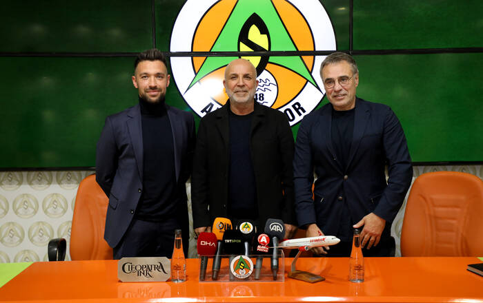 Corendon Alanyaspor, deneyimli teknik direktör Ersun Yanal ile 1.5 yıllık sözleşme imzaladı. Hayırlı olsun hocam. <a href="/ersunyanal/">Ersun Yanal</a> <a href="/Alanyaspor/">Corendon Alanyaspor 🌊☀️</a>