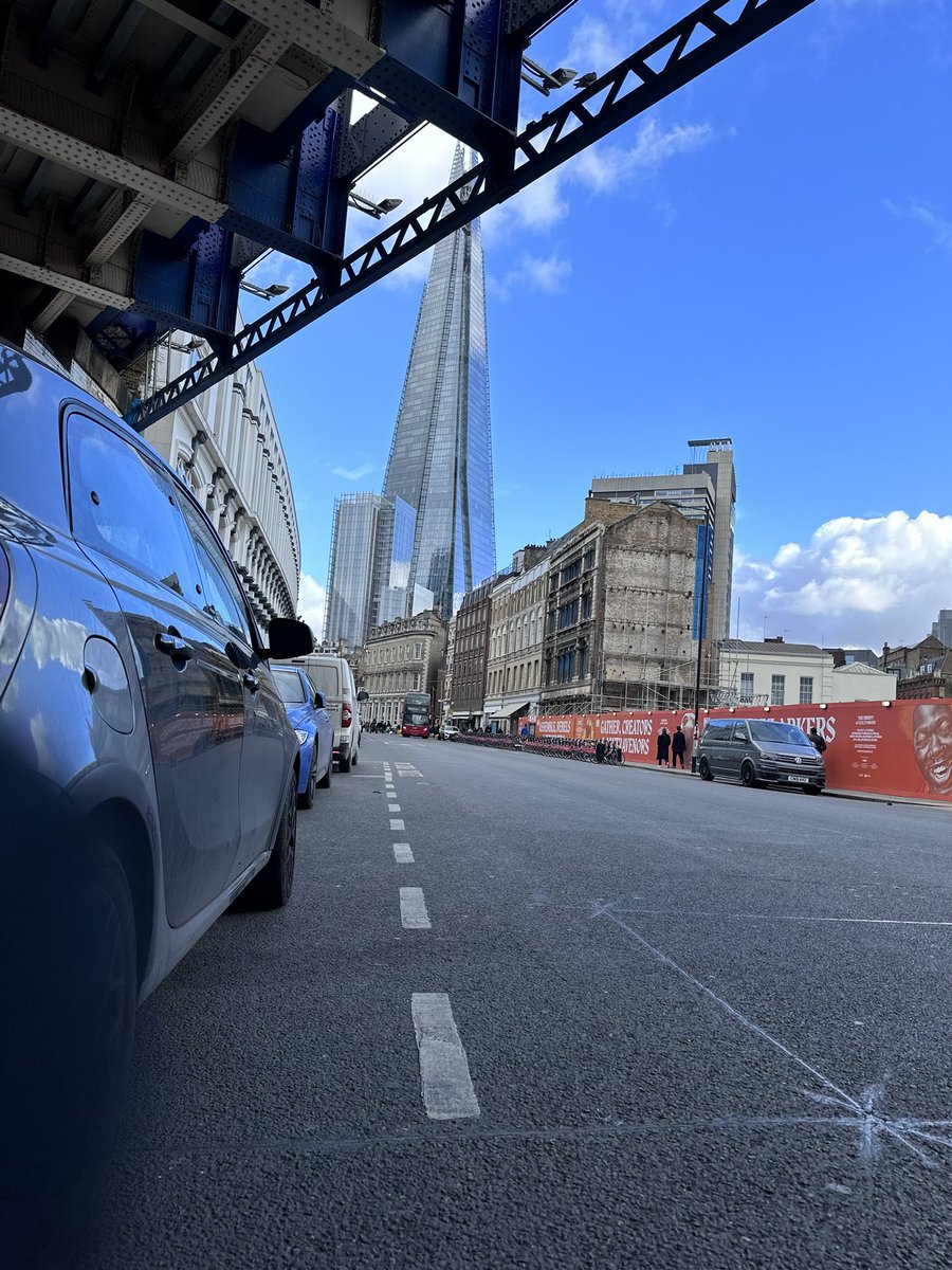 ClassyLarz's tweet photo. Tower Hill view 📸🇬🇧 https://t.co/CmKnLMovfG