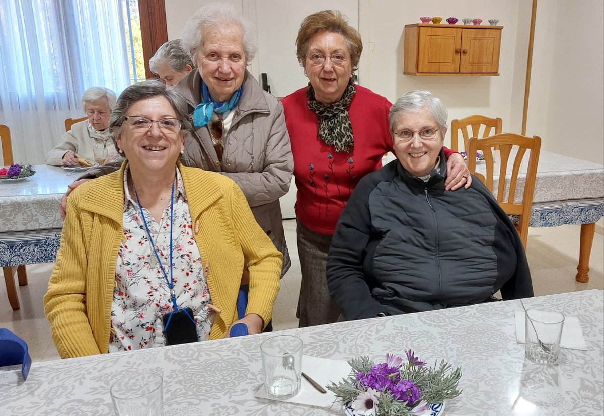 provpaulamontal's tweet photo. En la tarde de la fiesta de Madre Paula la Comunidad de Santa Victoria se unió a la Comunidad Madre de Dios (Córdoba) para compartir la merienda y la oración de la tarde. ¡Creciendo en #fraternidad...! #escolapias #MadredeDios #SantaVictoria @escolapiascgeneral https://t.co/7TfJ7Kp4kM