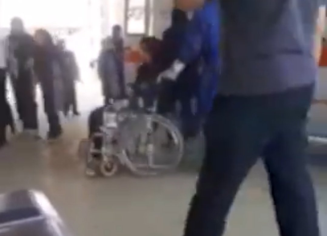 Mojtabapacino's tweet photo. انقدر مسمومیت‌ها وحشتناکه دخترا نمیتونن راه برن، مادره گفته پای بچه‌م حس نداره.
از قم شروع شد الان ۷ تا شهر درگیرن.
خامنه‌ای بخاطر حضور دختر مدرسه‌ایا تو انقلاب این جنایت رو راه انداخته
#مهسا_امینی https://t.co/ptj7TmE5On
