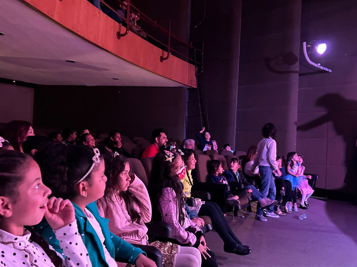 ConsulVeEcuador's tweet image. Niños y niñas del club Infantil mi Patria Venezuela disfrutaron este #25F de un espectáculo infantil  inolvidable   "Un romántico León" de ELAMA Escuela Latinoamericana de las Artes; El teatro infantil como espacio para el desarrollo intelectual y cognitivo de los NNA.
