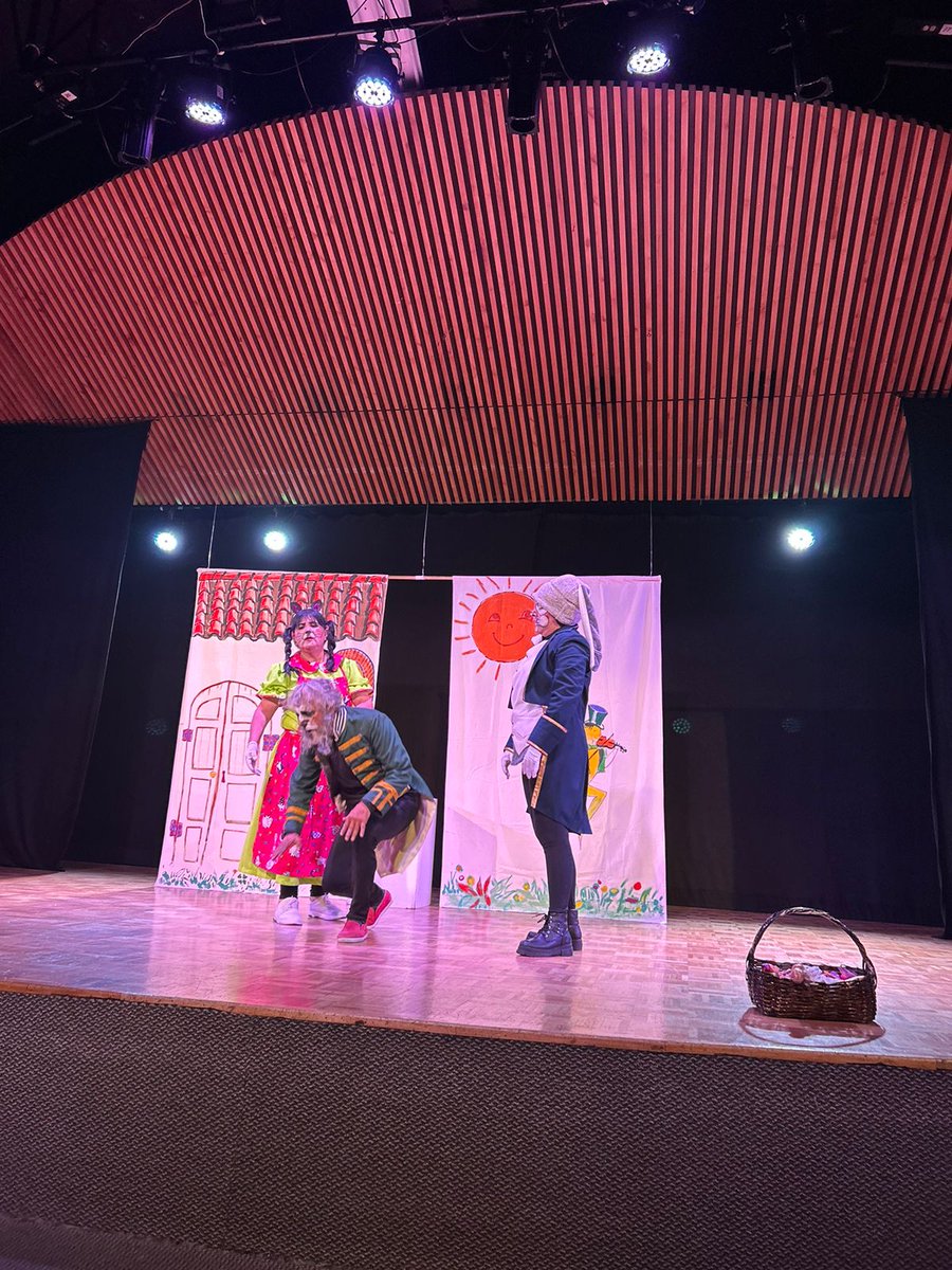 ConsulVeEcuador's tweet image. Niños y niñas del club Infantil mi Patria Venezuela disfrutaron este #25F de un espectáculo infantil  inolvidable   "Un romántico León" de ELAMA Escuela Latinoamericana de las Artes; El teatro infantil como espacio para el desarrollo intelectual y cognitivo de los NNA.