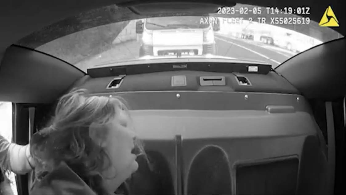 Shasta_Fly's tweet photo. @bnbarniak When #LisaEdwards finally became unconscious in the back of a police cruiser (the VAN is behind) .. officer PULLED HER HEAD UP BY HER HAIR after chastising her for urinating in vehicle 

Her wheelchair was left at airport, police were called to her “trespass” (refusing to leave) https://t.co/5XqoVjwj5M