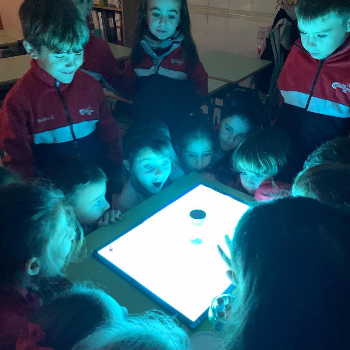 Els alumnes de 1r cicle de primària van gaudir d’un taller sobre les emocions: a través d’un conte i una activitat sorprenent van aprendre a reconèixer els sentiments en totes les seues formes i colors. 
#carmelitesgandia #eduquemlamentielcor #somvedruna m.facebook.com/story.php?stor…