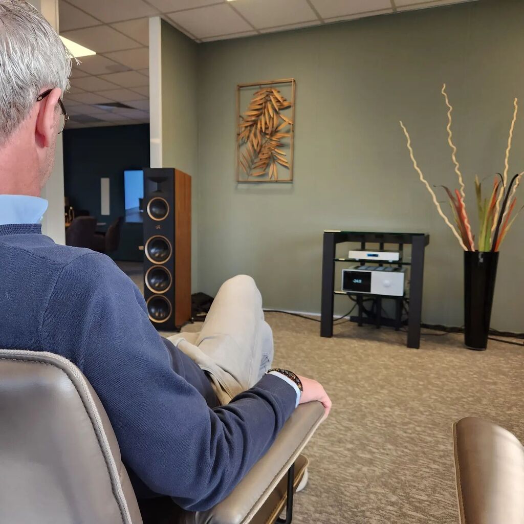 A lot of cool gear today: the Lumin U2, as presented by Angus Leung, together with the STR amp from Anthem and those brand new MartinLogan Motion XT speakers. Impressive stuff. Soon on <a href="/hifi/">Reese</a>.nl
.
.
.
#hifi #streaming #music #lumin #audiophile @lumin__music @penholdbv