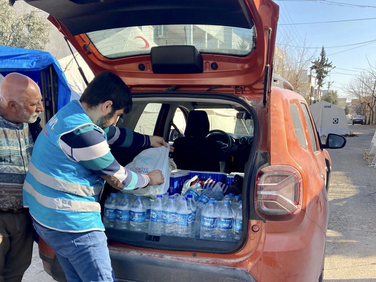 Afet bölgesinde 5 ildeki 53 Mobil Market aracımızla; köy ve ilçelerde kapı kapı dolaşmaya devam ediyor, vatandaşlarımızı yalnız bırakmıyoruz!💯