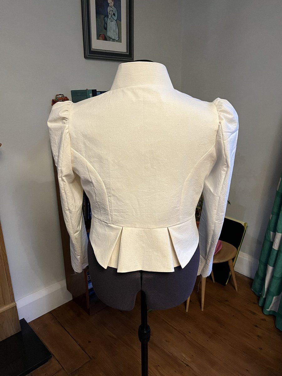 NovelistJessica's tweet photo. Practice Spencer all done. The mandarin collar is very pretty, but in order to make it more flattering, I’ll try to adapt it to make a V neck. I didn’t line the sleeves (due to an error when cutting) and I’m not sure I would bother. I will definitely lose the belt. #amsewing https://t.co/Fqvv2h8PTr