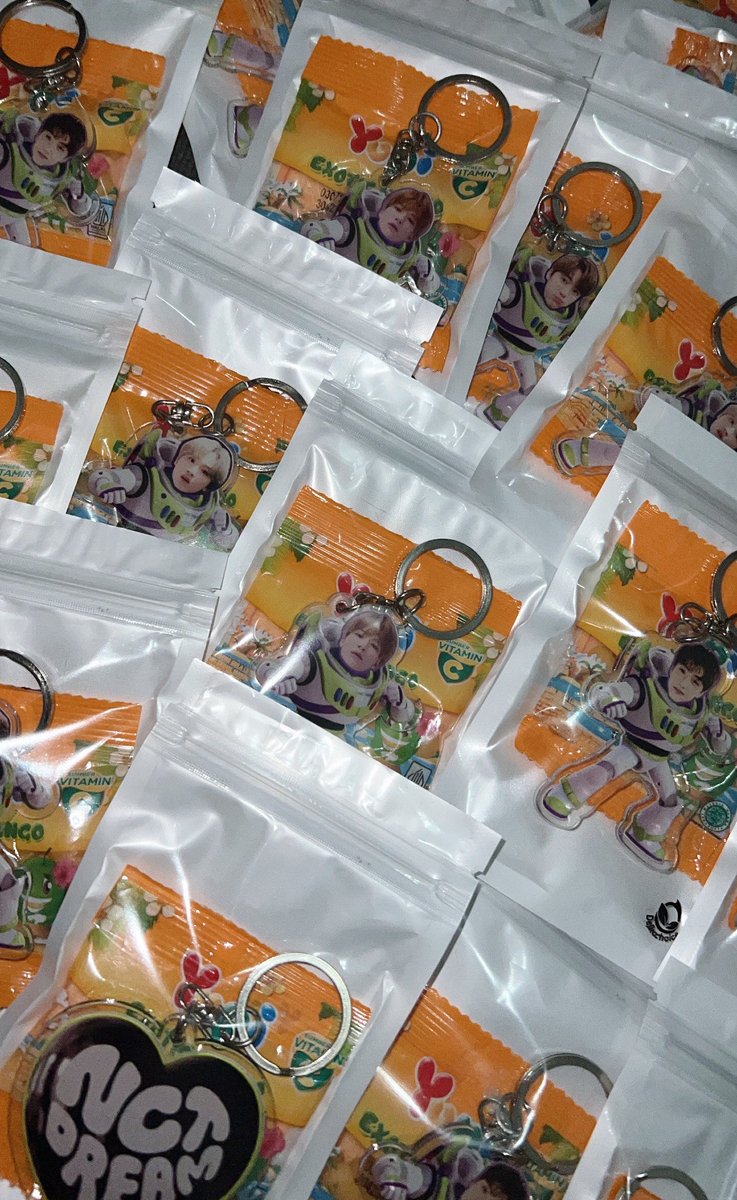 brianfinale's tweet photo. 💚FREEBIES THE DREAM SHOW 2 IN JAKARTA💚

you will get : acrylic keychain &amp; snack

for day 1 &amp; day 2 only

•Limited quantity
•First come first get
•RT&amp;Likes this tweet
•Don’t throw/sell pls

see you there sijeuni!💚

tag : freebies tds2 https://t.co/i7M9OvuBc1