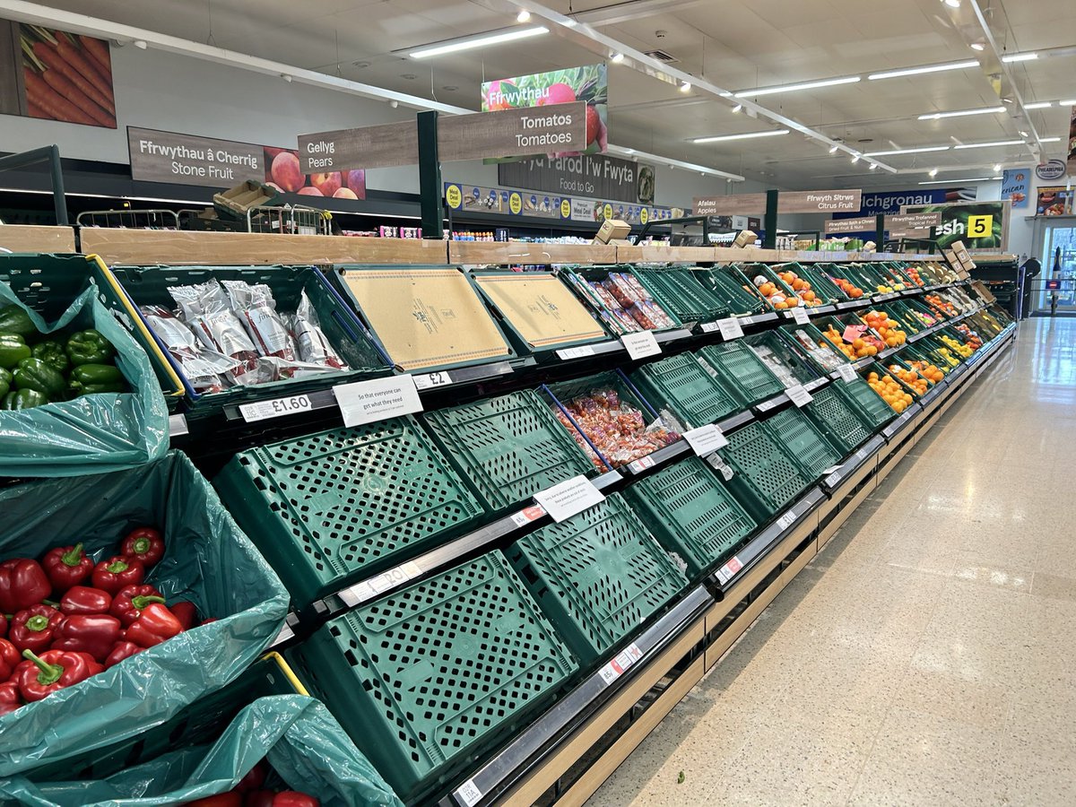 Kanthan2030's tweet photo. Empty supermarket shelves in the UK. The former British empire that ruled the world is experiencing a rapid decline.

People are blaming Brexit or bad weather but it’s really about financial capitalism and neoliberalism. 

No manufacturing and no agriculture. https://t.co/lHi2KWczex