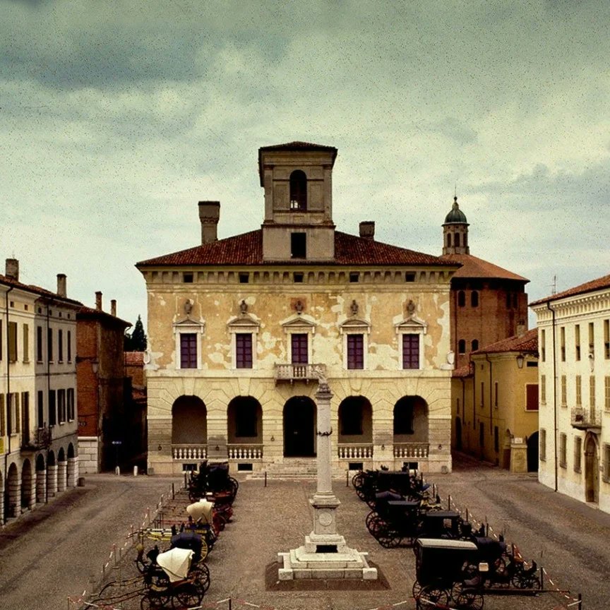 SABBIONETA, TESORO RENACENTISTA
Pueblo renacentista, fundado a fines
del siglo XVI por Vespasiano Gonzaga,
su primer duque. La ciudad también es
conocida por su barrio judío. Para no perderse: la Galleria degli Antichi y el Palazzo del Giardino. Extraida de la Guia Mapa Italia.