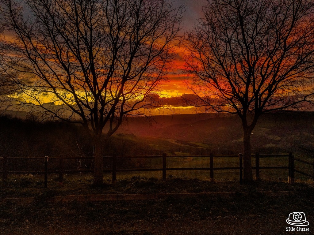 321ditecheese's tweet photo. #natura #sole #tramonto #nuvole #montagne
#alberi #cielo #basilicata #italy
#ditecheese #PS #nature #sunset #landscape
#mountains #HDR #sky #color #art #beauty #artist #cool
#shot #blog
#photos #photography #photoshop #photooftheday
#wallpaper https://t.co/gvxsq0Xyis https://t.co/3O7WCWoxzr