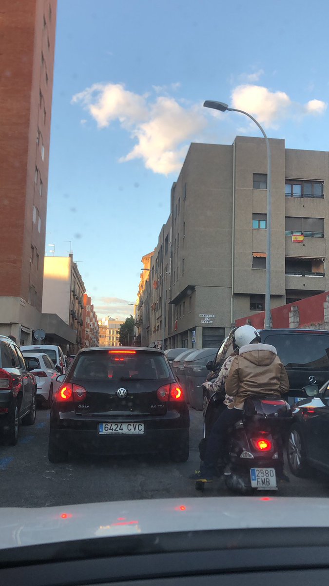 feretamarr's tweet photo. @Trafico_Sevilla @EmergenciasSev Una hora parado en la calle Santo Domingo de la Calzada para hacer menos de 300 metros de calle por culpa del semaforo que da a la calle Luis Montoto nuevo que se ha instalado al final, aqui no teneis camara para decir que el tráfico es fluido eh https://t.co/6SE5lGCe0w
