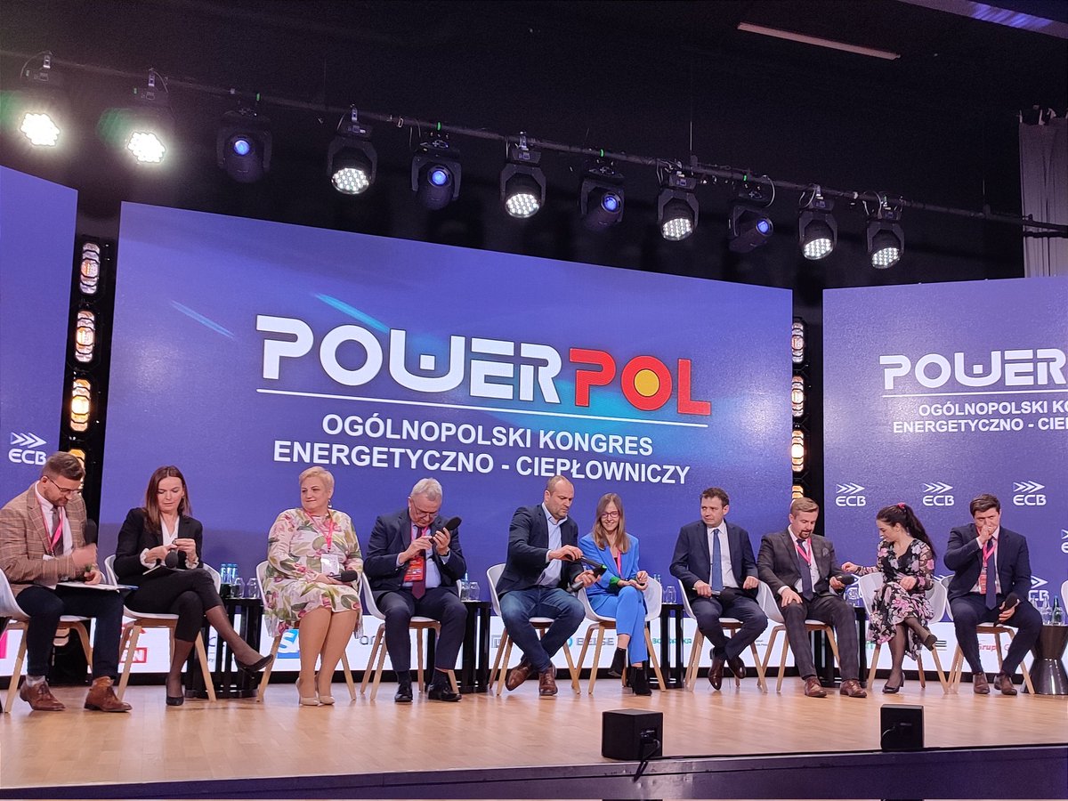FortumPolska's tweet image. Arkadiusz Kosiel, Dyrektor ds. Regulacji i Zarządzania Taryfami, Fortum na kongresie #POWERPOL: Naszym planem jest dekarbonizacja posiadanych przez nas jednostek wytwórczych poprzez całkowite wyeliminowanie węgla i współspalanie biomasy oraz paliw alternatywnych. 

#POWERPOL2023
