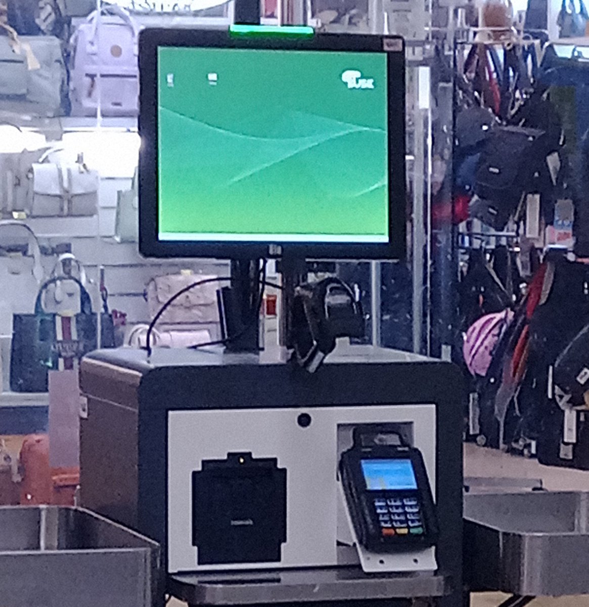 AtaxyaNetwork's tweet photo. Tiens, les caisses du Auchan chez moi sont sur Suse ^^ https://t.co/j7PLr0Imrf