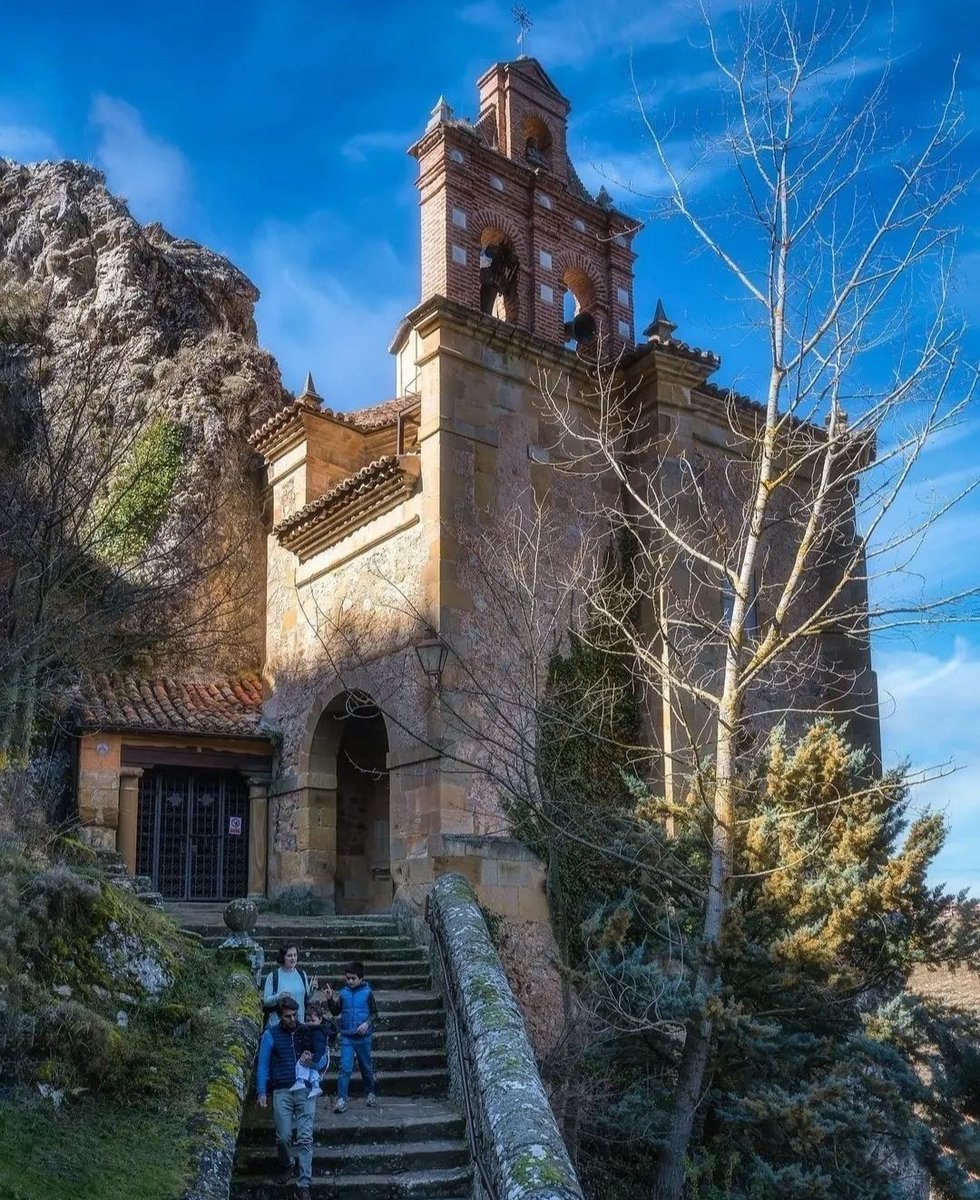 ¡Una perspectiva muy poco usual de San Saturio!
La ermita del patrón de la ciudad de Soria y uno de los lugares estrella del turismo en la capital.
📸 @victorhl83 

#SanSaturio #SoriaNiTeLaImaginas #Soria #NiTeLaImaginas #Turismo #Patrimomio #Arte #Cultura