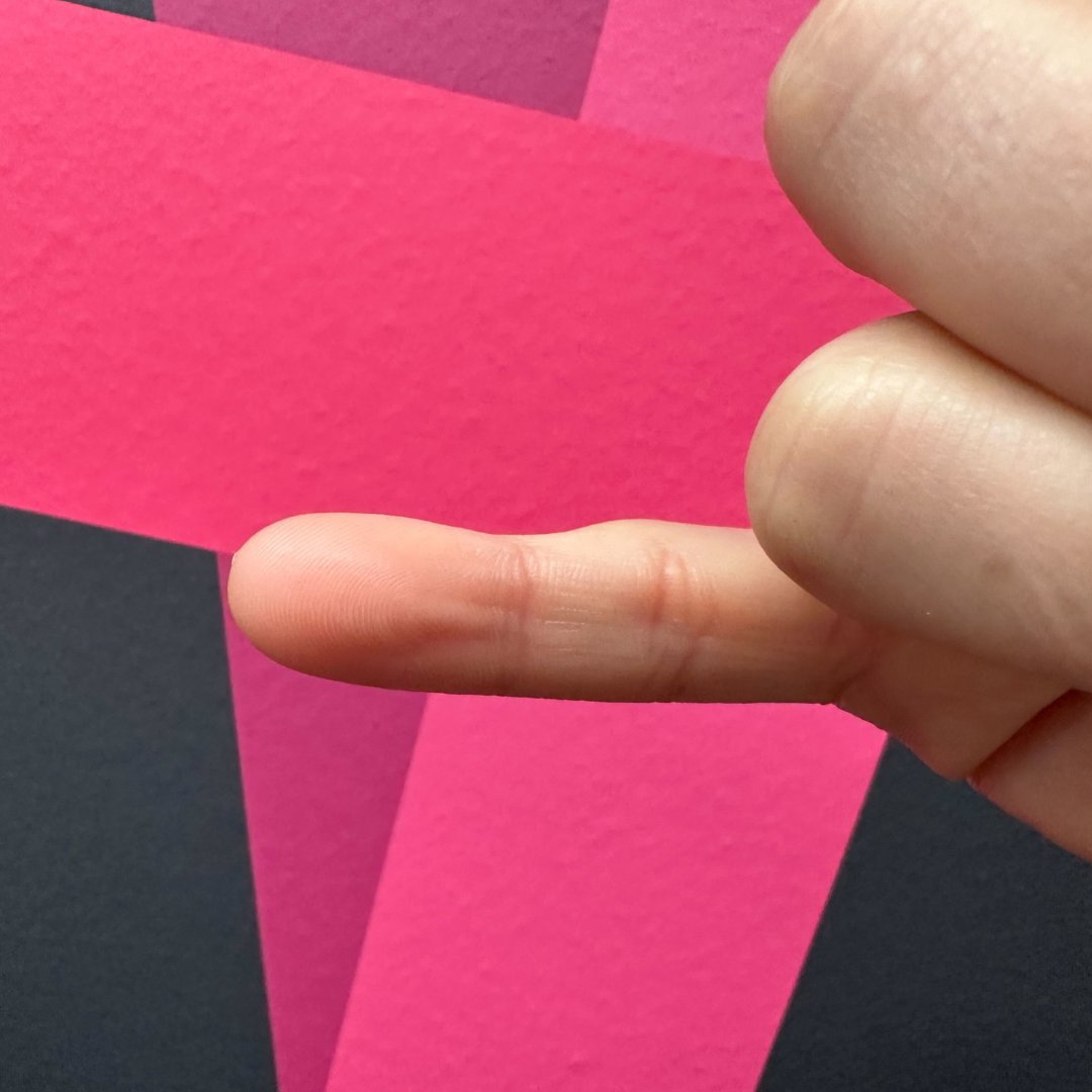 TMobile's tweet photo. smartphone pinky 🤳🏽 https://t.co/choFkbDqu9