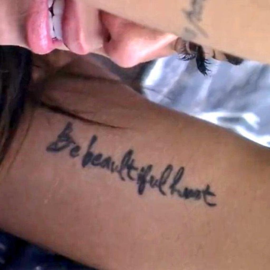 greengodict's tweet photo. gente a tatuagem da Key em inglês KKKKKKKK

ser bonita dói = be beautiful hurt https://t.co/mIvRpxH8nA