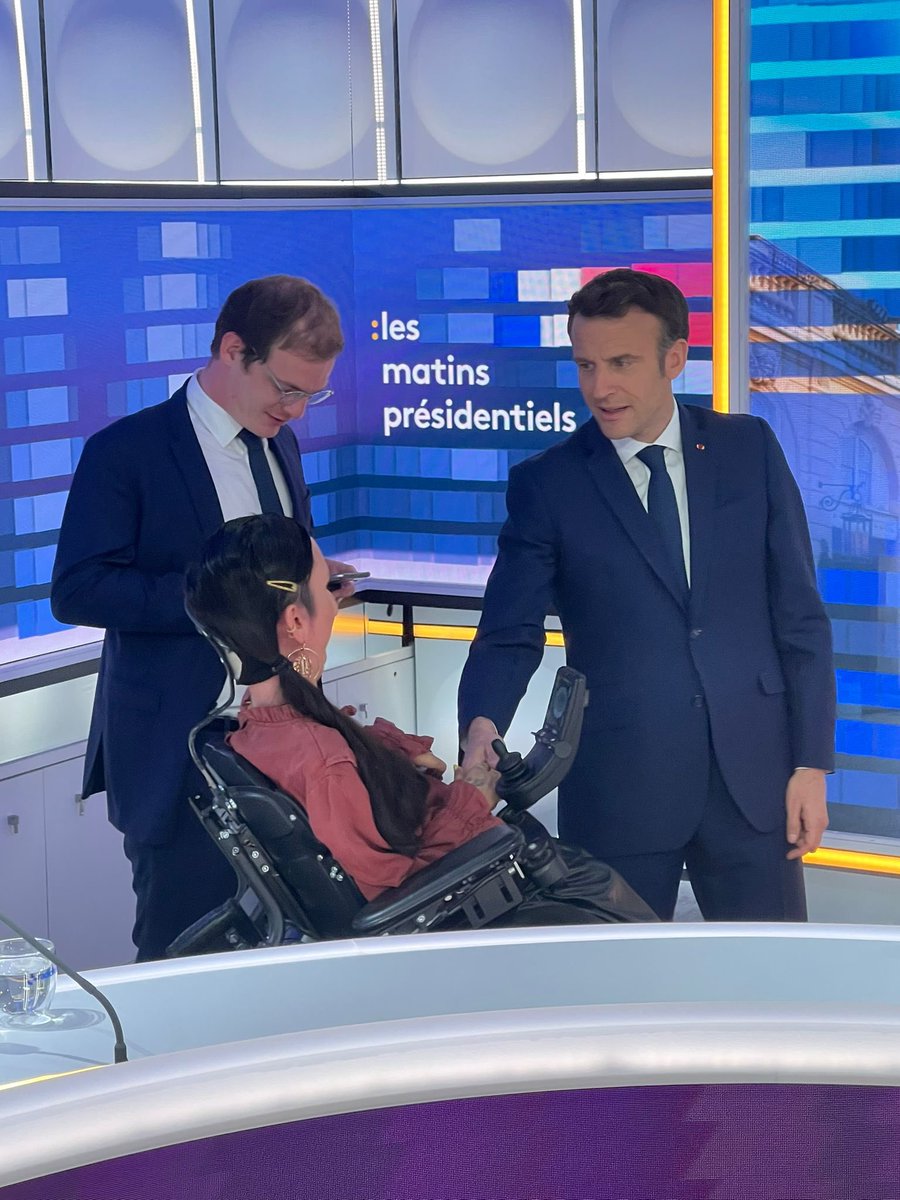 Cher Président <a href="/EmmanuelMacron/">Emmanuel Macron</a> , je repense avec excitation à ce moment où vous m’avez proposé de venir vous présenter nos films à l’<a href="/Elysee/">Élysée</a> … Le nouveau film pour <a href="/Francetele/">France Télévisions</a> est là ! Ma robe et mes talons sont prêts !(j’espère que <a href="/jeremymichalak/">MICHALAK</a> aussi). 
On cale une date ?