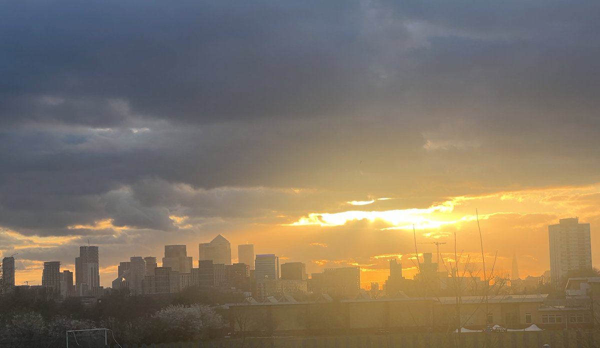 CatrionaRowland's tweet photo. Another beautiful view from #House5 of the #LondonCity @NewhamLondon @newhamhospital @S_AshtonNHS https://t.co/l4fGSkaTt7