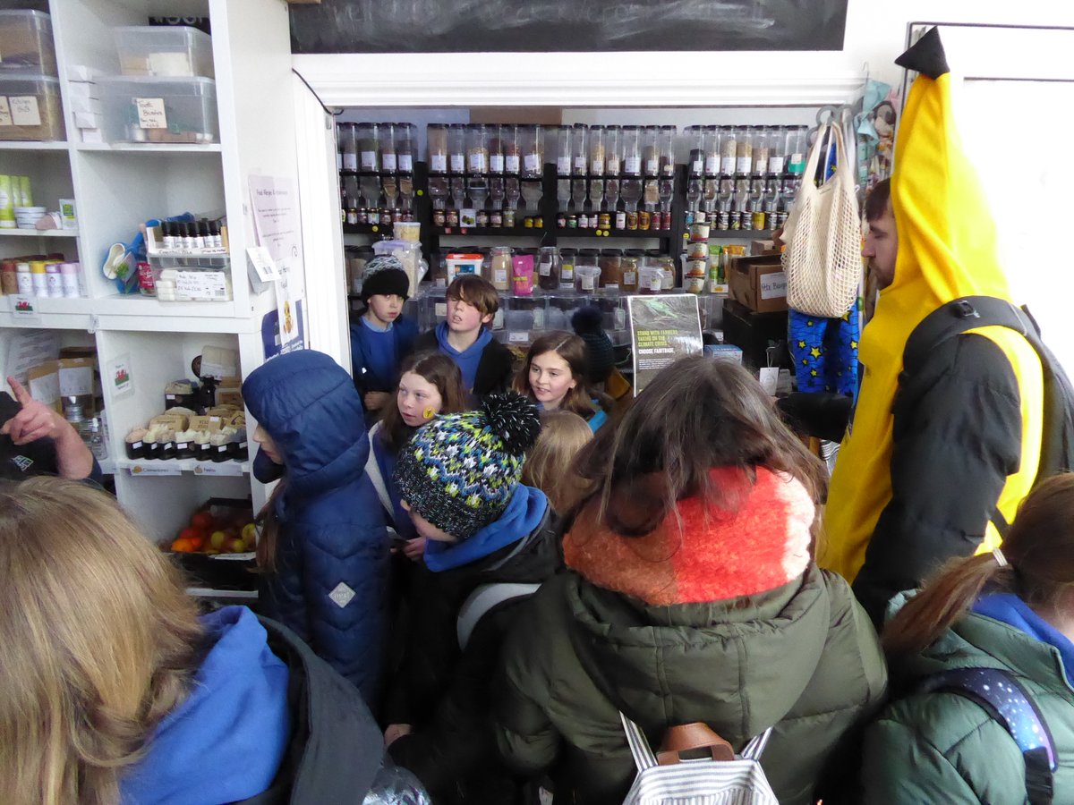 ftwwales's tweet photo. Ffordd Masnach Deg #Llandeilo - #Dryslwyn Fair Trade Way! 27.02.2023! With / gyda @CwrtHenri  @YsgolFfairfach @YsgolTeiloSant @LlandeiloP . Diolch yn fawr iawn i chi gyd.

Ffilm : https://t.co/FW9bkiKyzX

#PythefnosMasnachDeg #FairtradeFortnight https://t.co/hnaKLRmpDb