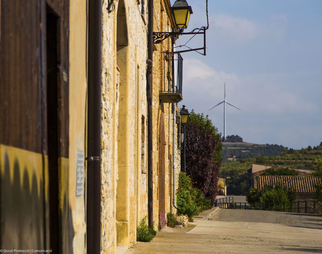 viurearural's tweet photo. @leaderponent @repoblem @ruralcat Quan visquis a @leaderponent podràs veure de prop llocs i coses tan boniques com aquestes:
📸 Foto 1: #Rocallaura
📸 Foto 2: La roca dels moros de Cògul
📸 Foto 3: Les oliveres de la Plana d'Urgell
📌 Etiqueta les teves fotos de la Catalunya rural amb #viurearural https://t.co/lRS1mkLVGZ