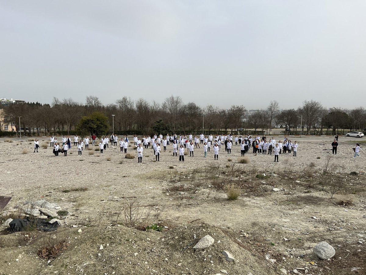 Ülkemizin en köklü Veteriner Hekimliği Fakültesinin bu denli göz ardı edilmesi kabul edilemez. 4 senede temeli bile atılmamış olan fakülte binamızın inşaatına hemen başlanmalı, eğitim ve sağlık hizmetlerinin devamı için hastanemiz açılmalıdır #iucvetkapatiliyor