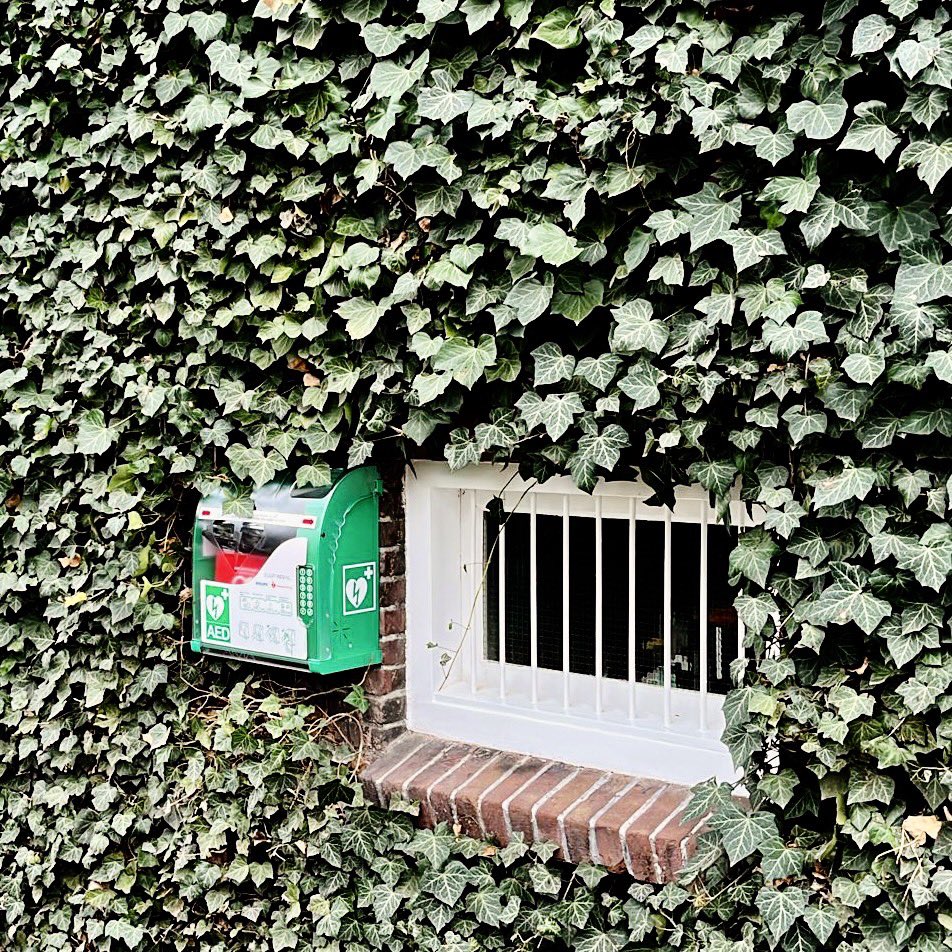 KeelNeusOor's tweet photo. Gaaf dat we nu ook een AED in de straat hebben #BuurtAED #samensterk #hartveilig https://t.co/gfY7eUS4Ty https://t.co/1QXgqRZzOw