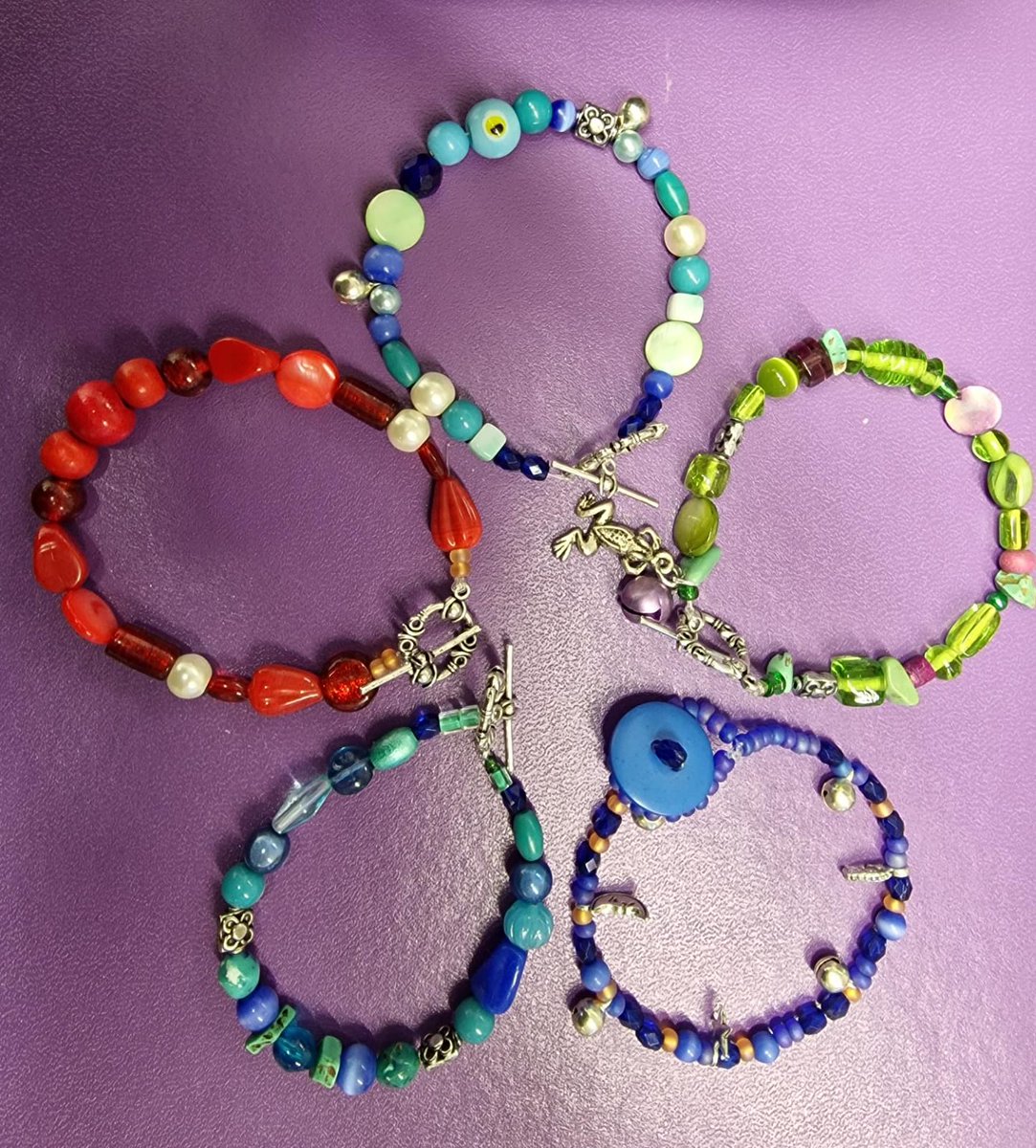 SafeNet_UK's tweet photo. Beautiful jewellery made by survivors of domestic abuse in our Lancaster service.  Women enjoyed the session, which helped with relaxation &amp; connection with others. 
Those who took part said they loved the experience of making something for themselves 
#selflove #madewithlove https://t.co/kiJpa6UKU0
