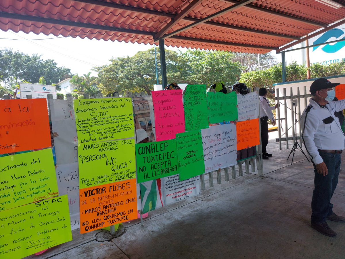 agenda_oaxaca's tweet photo. Funcionarios incompetentes  desestabilizan planteles del @CONALEP_Mex, trabajadores denuncian discriminación laboral, hostigamiento y represión sindical por parte de los directivos exigen respeto a sus derechos #Oaxaca #Tuxtepec #PuertoEscondido #SalinaCruz @CarlosSarabiaC https://t.co/I2jwyCtZaP