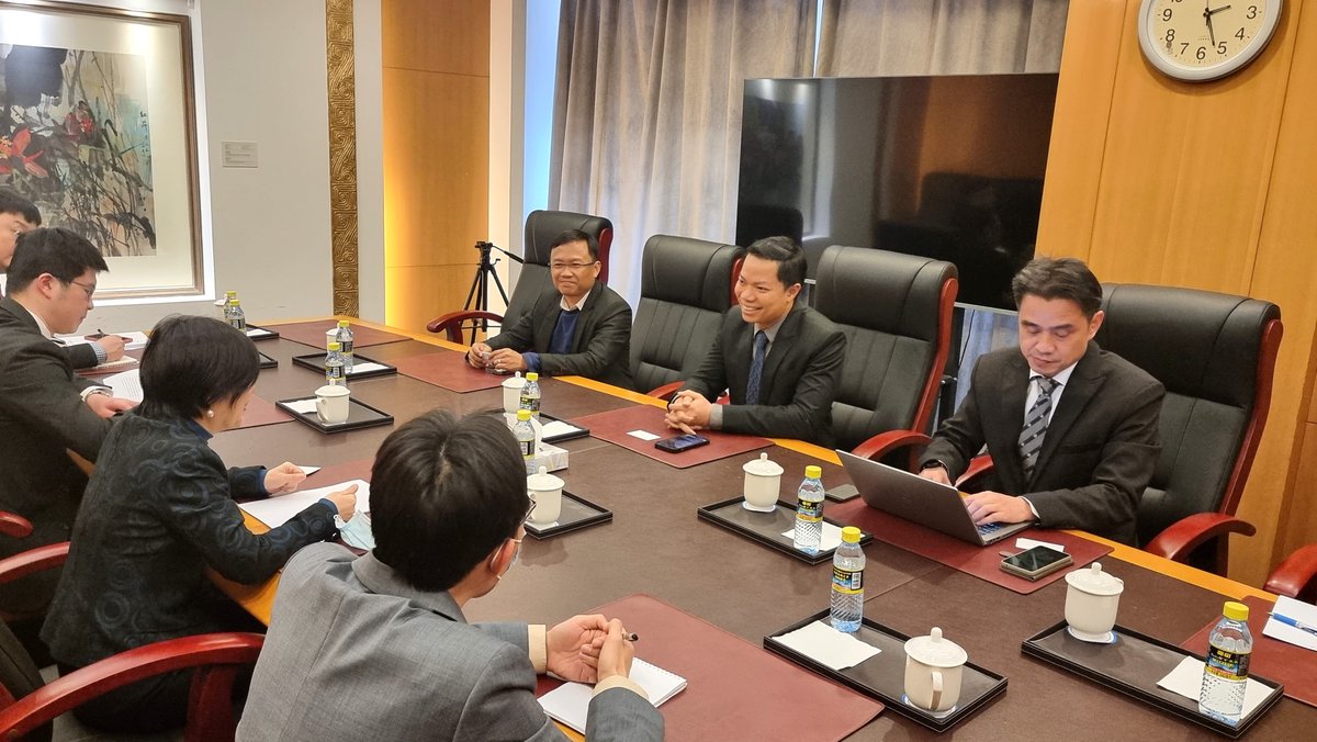 CEO Anoulak Kittikhoun and the team from #MRC Secretariat visited the Ministry of Water Resources of #China and its Lancang Mekong Cooperation Water Center to discuss ongoing MRC-China cooperation. 🔎 Learn more about the visit: bit.ly/3IxuqoF #Mekong #Lancang