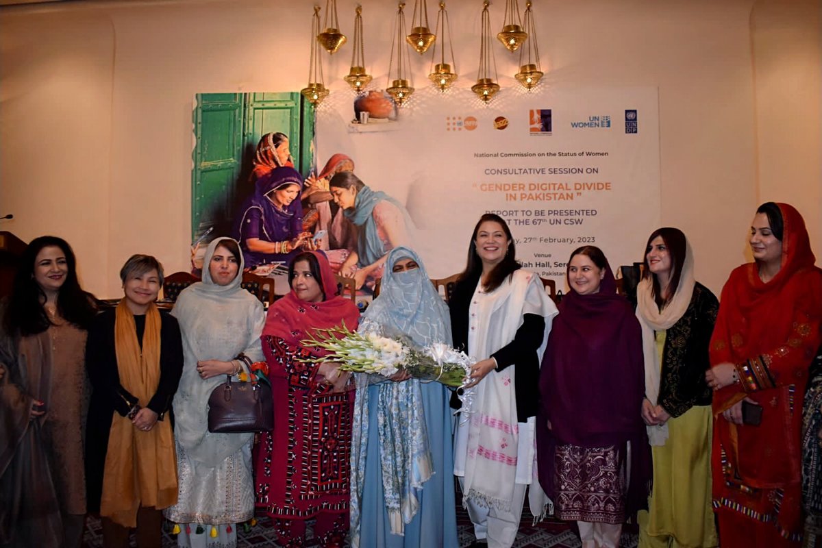 NilofarBkhtiar's tweet photo. ایک بہترین لمحہ
جب ایم این اے منیرہ،سی ایم کی کورڈینیٹر زلیخا اور شانیہ،بلوچستان کمیشن کی چئیرفوزیہ،یواین ویمن کی ڈپٹی کنٹری ہیڈ جیکی اور سب خواتین کی موجودگی میں ہم نےکوکس کی چئیر ربابہ بلیدی کوپھول پیش کئے
خواتین اتحادمیں وہ طاقت ہےجو ہمیں بڑےبڑےطوفانوں سےٹکرانےکا حوصلہ دیتی ہے https://t.co/bH4ud27x2H