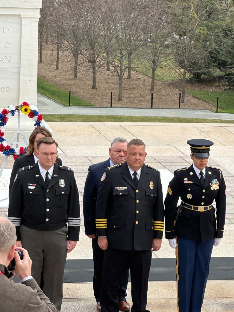 While here at #NENAGTW, <a href="/TENA911/">TN Emer Number Assoc</a> took a moment to honor our veterans and laid a wreath at the Tomb of the Unknown Soldier.