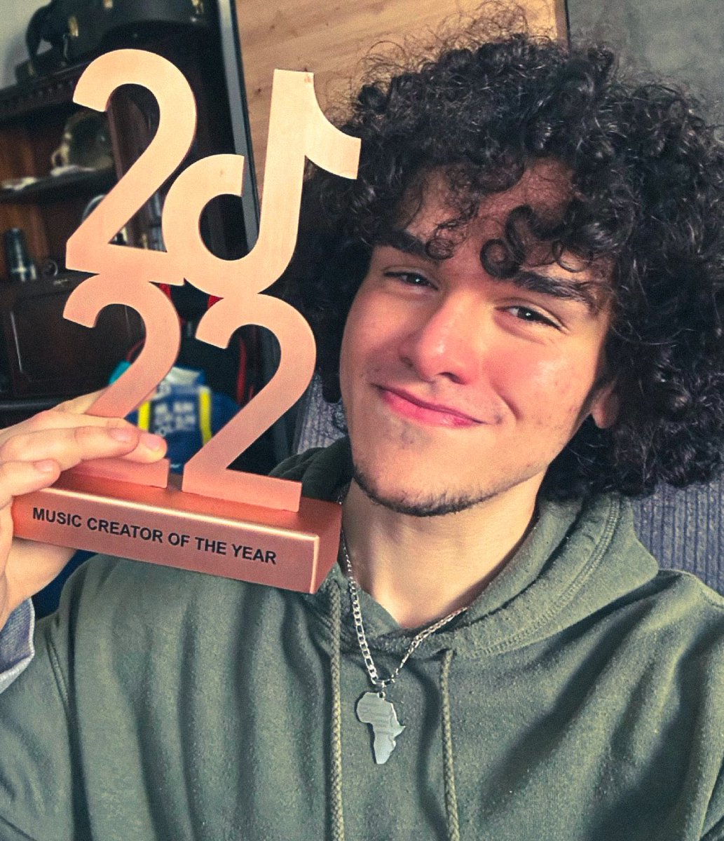 My 1st award! Bronze @TikTokMENA Music Creator of The Year 2022 🥹 Can’t believe I was 3rd most consumed musician in the Arab world. Proud to rep🇱🇾 اول جائزة في مشواري، الجائزة البرونزية لأنجح صانع محتوى موسيقِي في العالم العربي. كالليبي الوحيد الفائز فخور إني رافع إسم بلادي. 💙