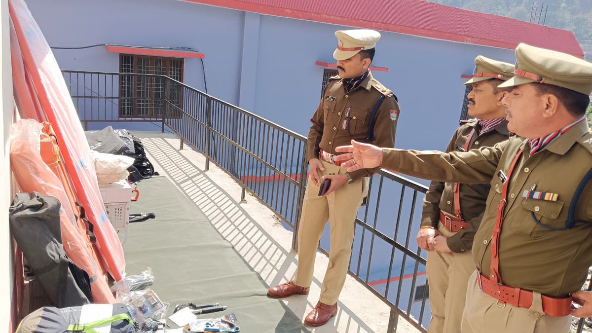 himverma_ips's tweet photo. Annual Police Station inspections are an effective way to keep a check on the management of Police Stations, disposal of complaints and cases &amp; upkeep of records and registers. They are not only effective but also mandatory on part of senior officers.
#ips #police #uttarakhand https://t.co/7UqM90gd2W