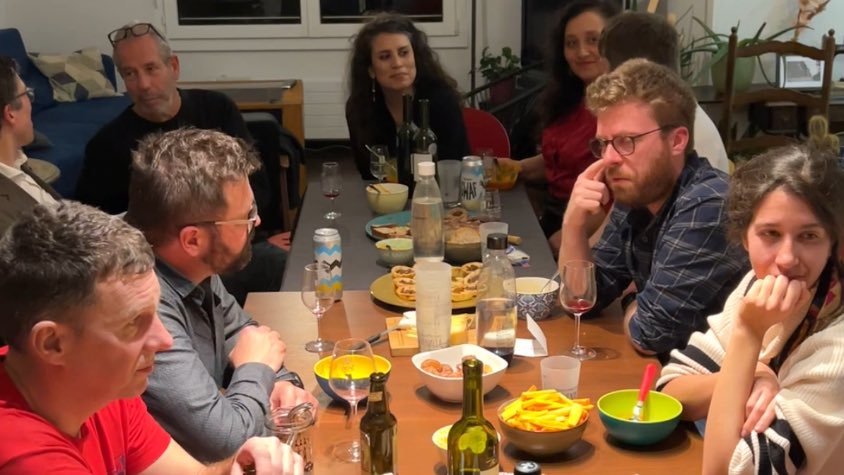 laurent_widmer's tweet image. Après 2 ans d'absence, la soirée qui réunit des inconnus était de retour dans des foyers fribourgeois. Reportage. #jyétais  frapp.ch/fr/articles/st…